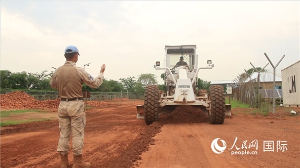 ▲常態(tài)維護(hù)營區(qū)道路（張洪奧攝）