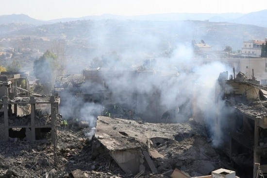 這是10月16日在黎巴嫩南部城鎮(zhèn)加納拍攝的遭摧毀的建筑。新華社發(fā)（阿里·哈希紹攝）