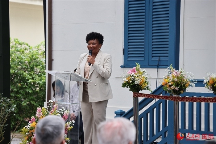 巴西文化部部長梅內(nèi)塞斯在開園儀式上發(fā)表致辭。人民網(wǎng)記者 張志文攝