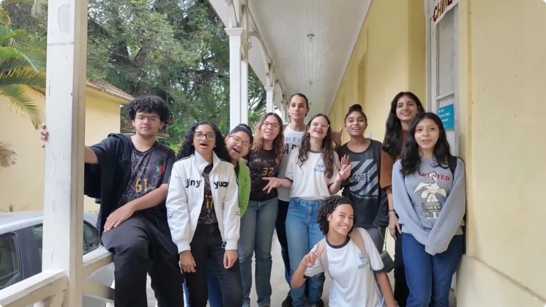 學(xué)生們用中文跟島叔問好。作者供圖