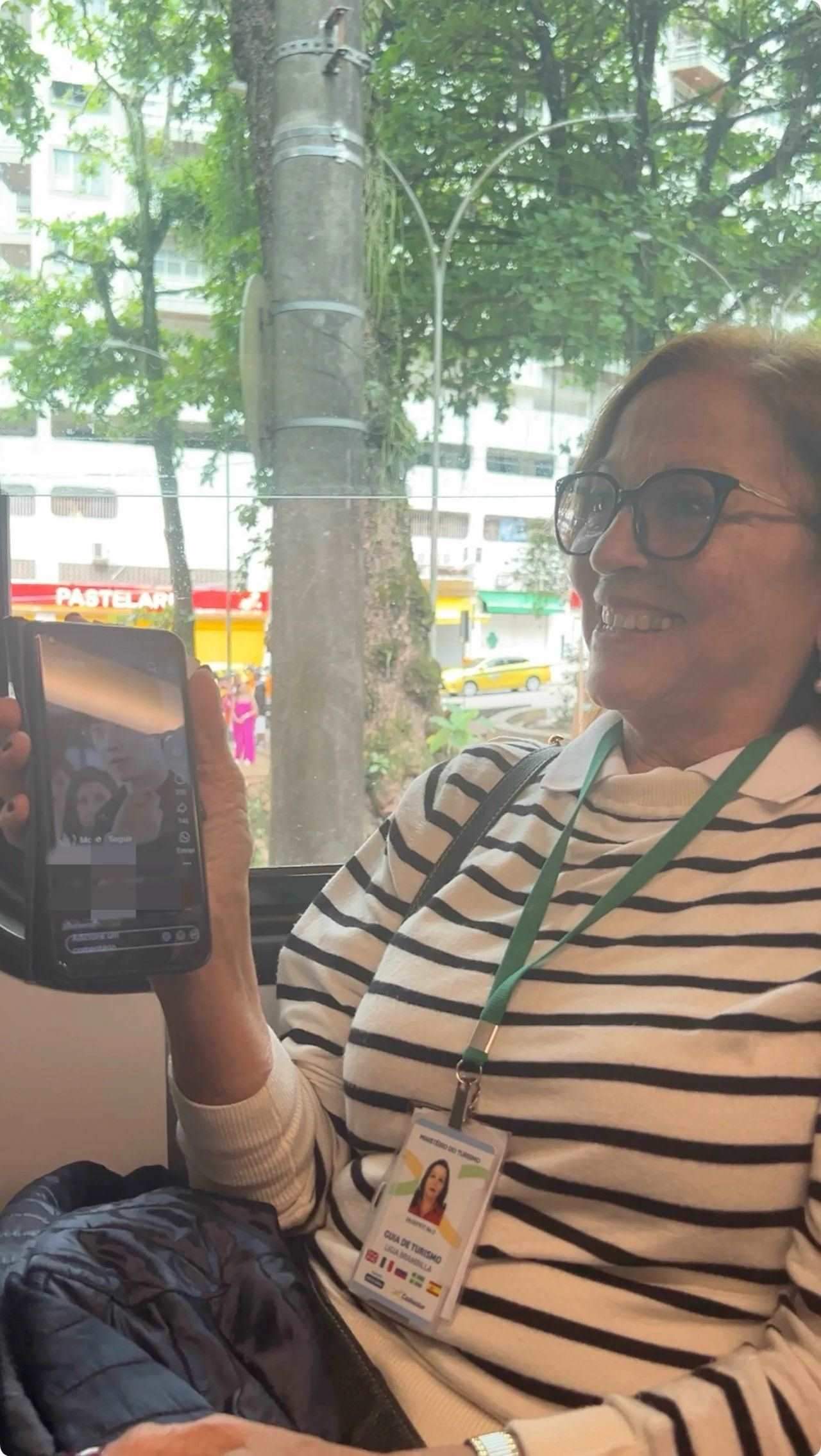 當(dāng)?shù)厝讼驆u叔展示中國網(wǎng)劇。作者供圖