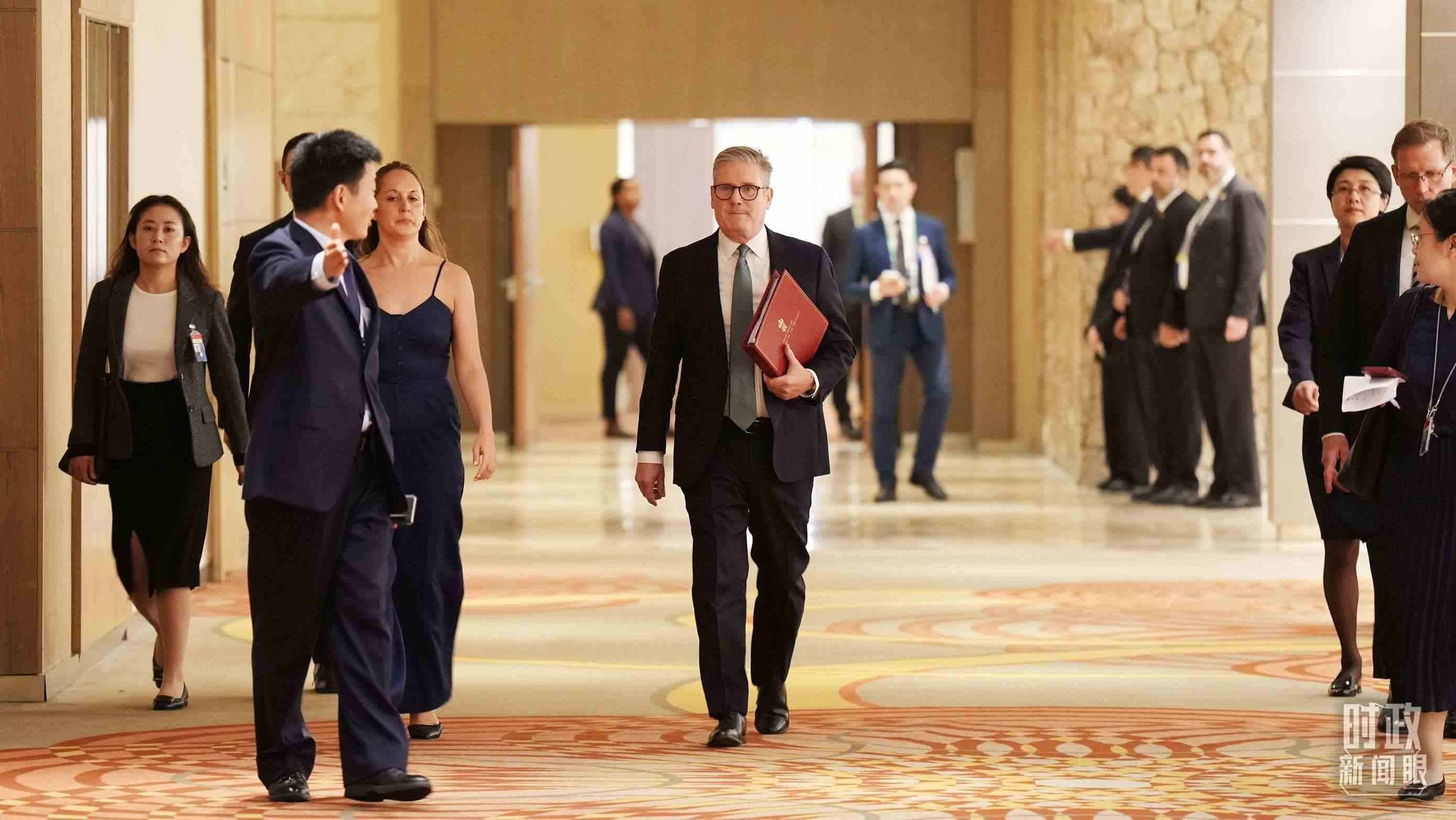 英國首相斯塔默抵達(dá)會見現(xiàn)場，這是他首次同習(xí)主席面對面交流。