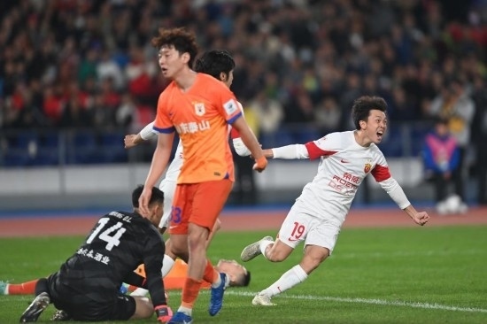 11月23日，上海海港隊(duì)球員王振澳（右）慶祝進(jìn)球。新華社記者 黃宗治 攝