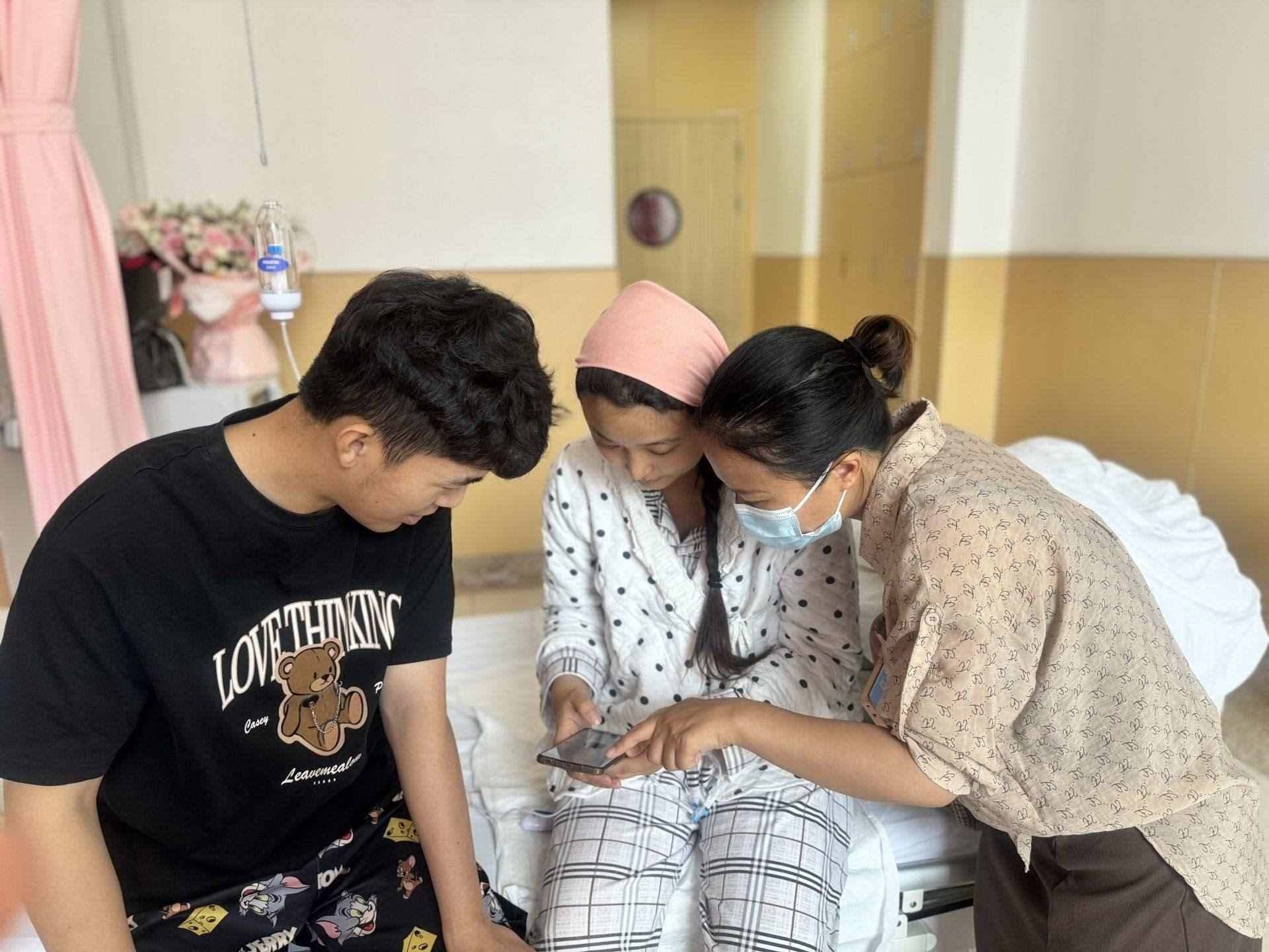 新生兒家庭通過手機(jī)辦理新生兒出生“一件事”。安徽省數(shù)據(jù)資源管理局供圖