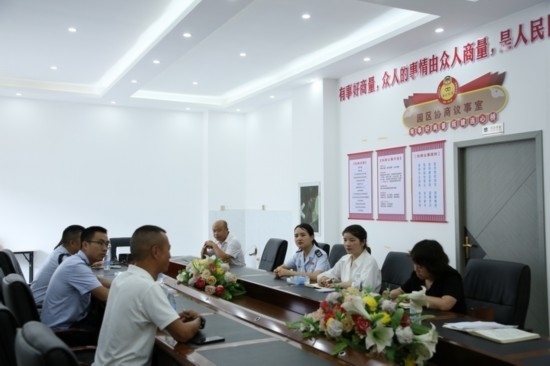 榕江縣稅務(wù)局在園區(qū)協(xié)商議事室協(xié)調(diào)解決企業(yè)訴求。黔東南州稅務(wù)局供圖