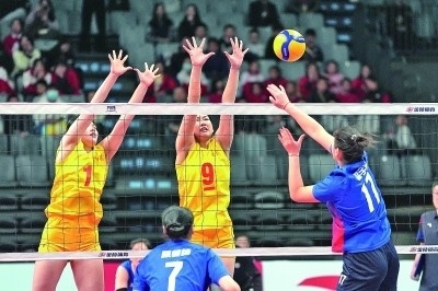 11月27日，山東隊(duì)球員李晨瑄（中）、李美君（左）在比賽中攔網(wǎng)。新華社發(fā)