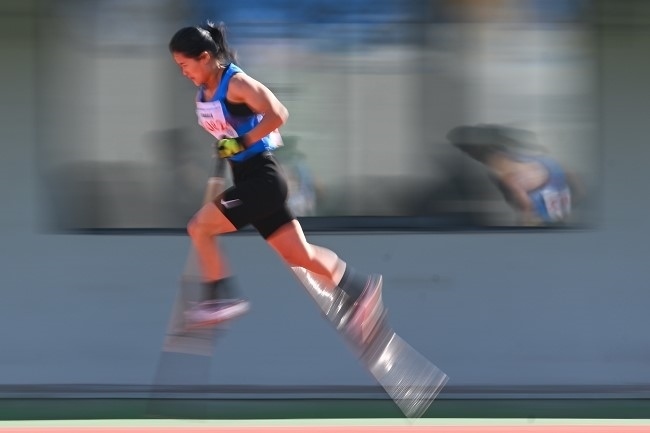 11月28日，海南隊(duì)選手吳明芬在高腳競(jìng)速比賽中。新華社記者 杜子璇攝