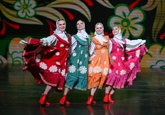 6月22日，2024-2025“中俄文化年”海南島歡樂節(jié)俄羅斯藝術(shù)團(tuán)體巡演在?？谑信e行。新華社記者郭程攝