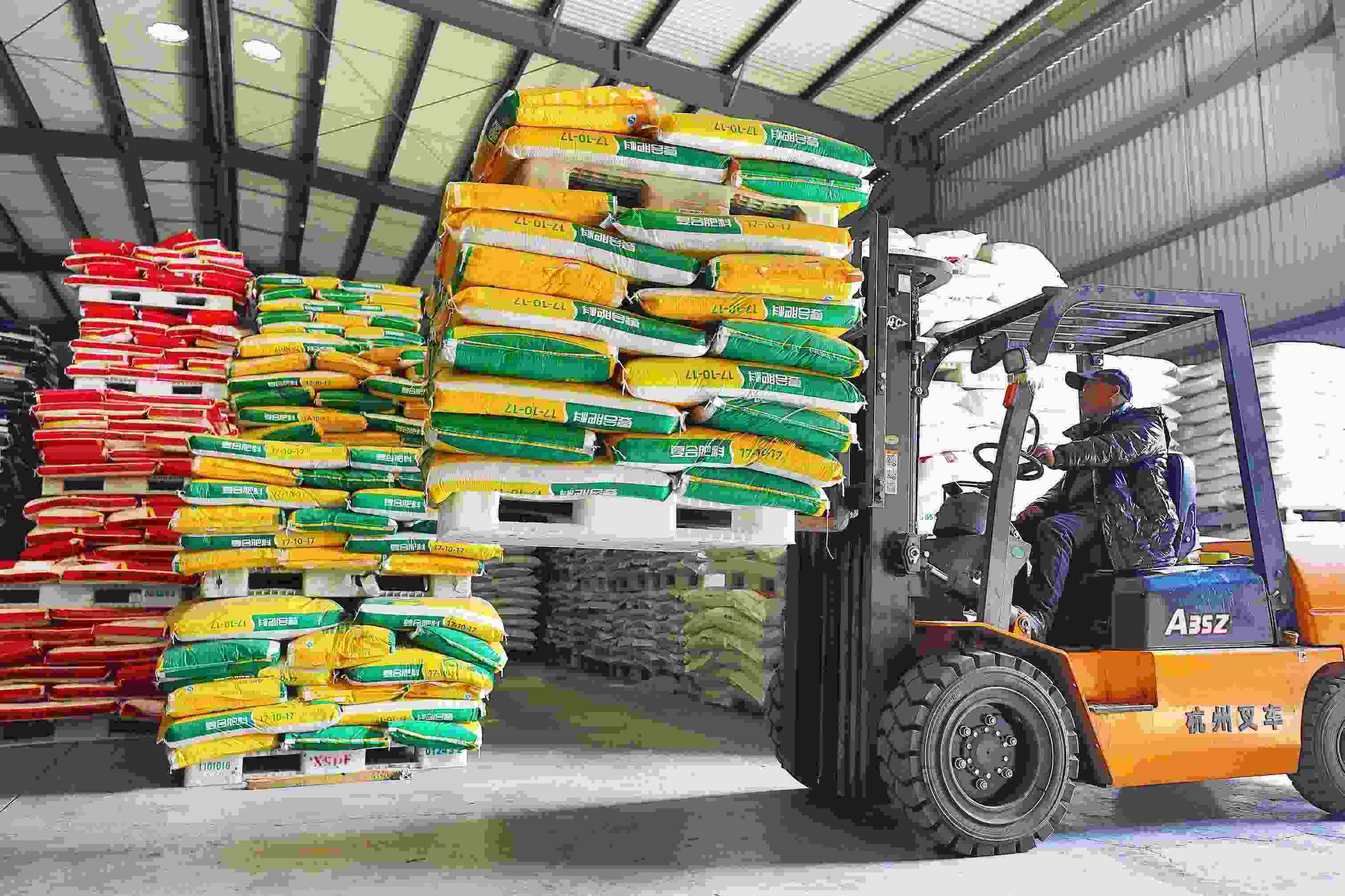 2023年2月15日，在浙江義烏供銷聯(lián)社的農(nóng)資貯存?zhèn)}庫，工作人員正在調(diào)運復(fù)合肥料等農(nóng)資。