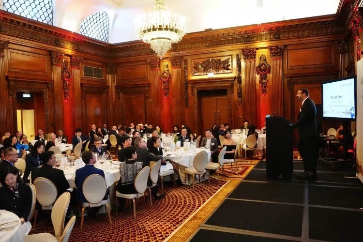 中英各界代表歡聚一堂展望2025新航程。吳若鳴攝