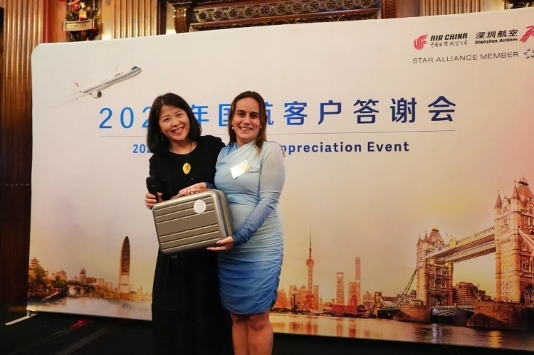 獲獎嘉賓上臺領(lǐng)取精美獎品。吳若鳴攝