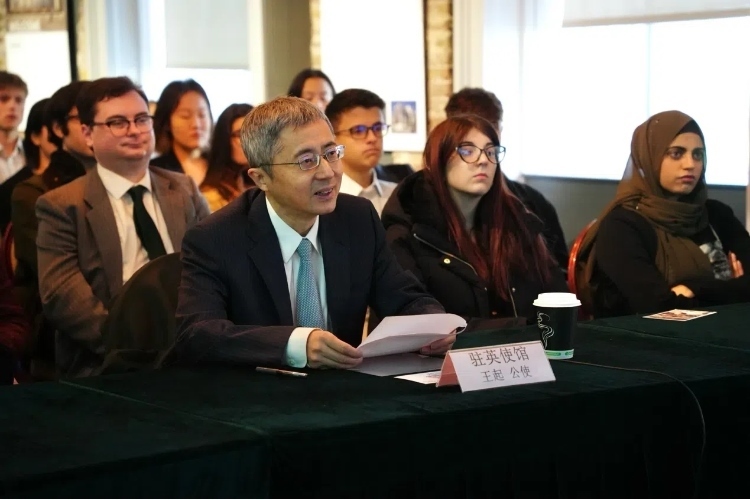 中國駐英國大使館公使王起發(fā)表講話。吳若鳴攝