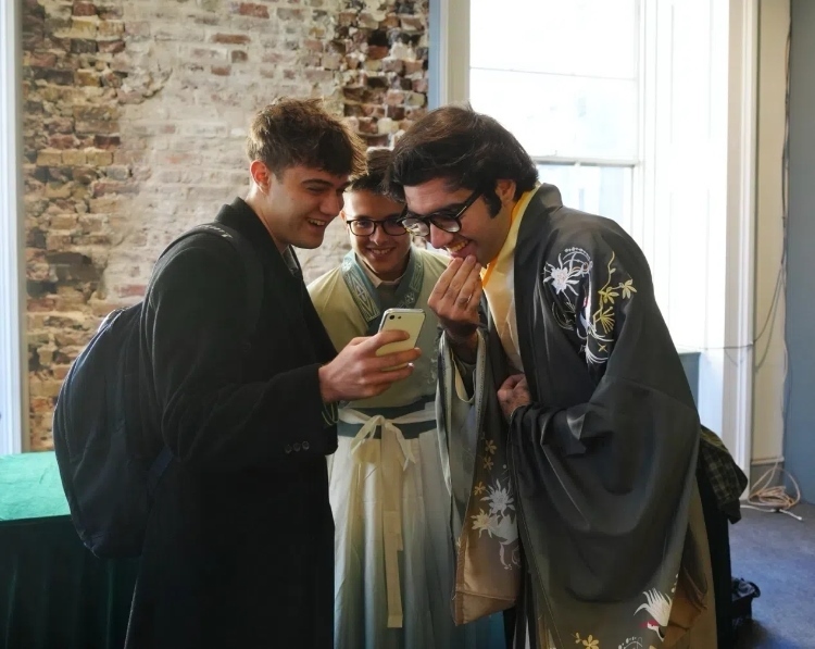 英國學(xué)生感受漢服魅力。吳若鳴攝