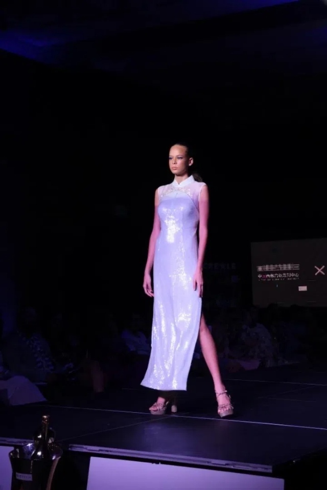 模特展示新中式禮服。顏李芳攝
