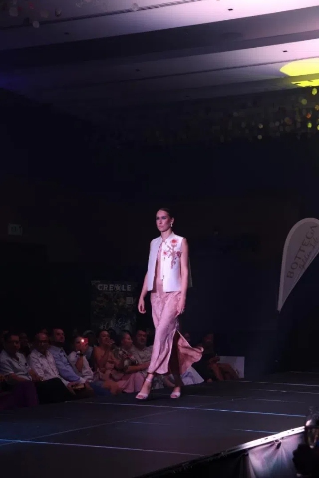 模特展示新中式禮服。顏李芳攝