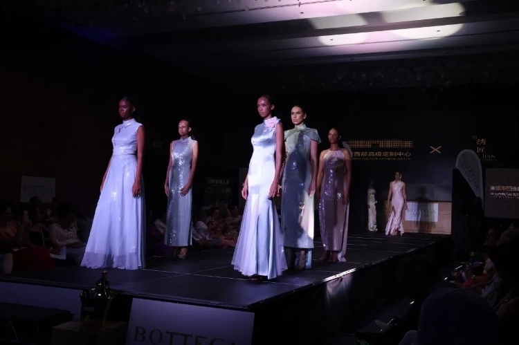模特展示新中式禮服。顏李芳攝