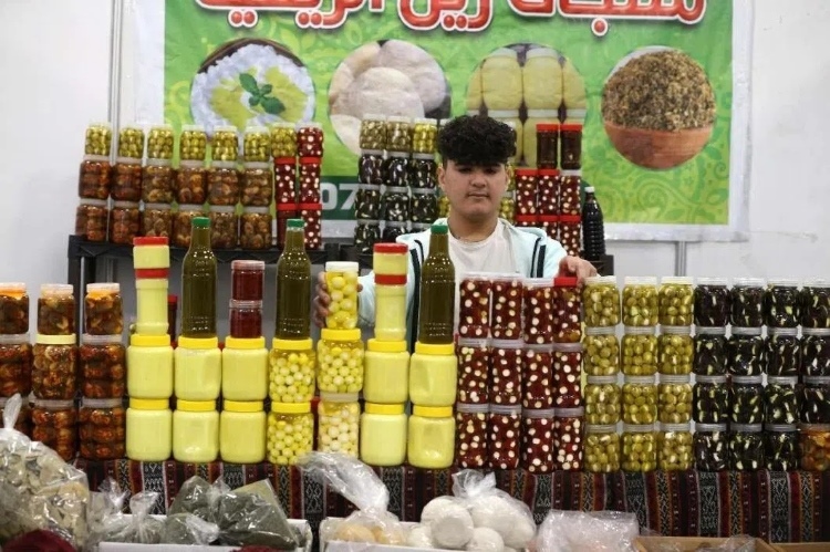 一名展商在展示各式各樣的橄欖制品。納達爾·達烏德攝