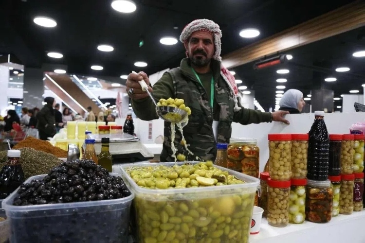 一位展商展示腌橄欖。納達爾·達烏德攝