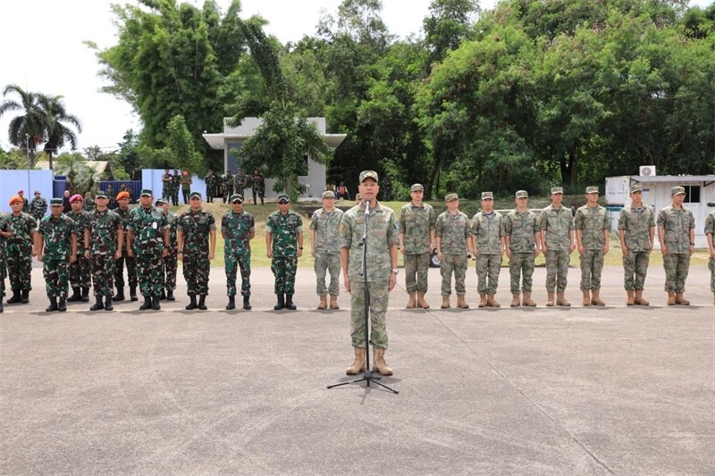 中方參演部隊指揮員在印尼方舉行的歡迎儀式上致辭。龔勝祥 攝