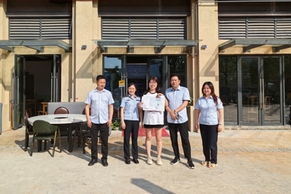 當(dāng)?shù)毓ぷ魅藛T上門為經(jīng)營(yíng)者送來了證件。蒼溪縣行政審批和數(shù)據(jù)局供圖