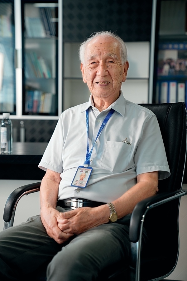 2024年8月，佐佐木俊一在深圳接受本刊記者采訪。