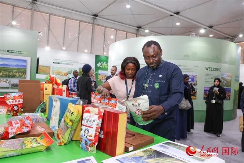 嘉賓了解中國館展示產(chǎn)品。人民網(wǎng)記者任皓宇攝