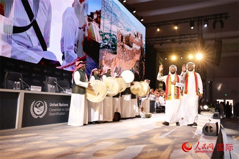《聯(lián)合國防治荒漠化公約》第十六次締約方大會(huì)2日開幕。圖為開幕式表演。人民網(wǎng)記者任皓宇攝