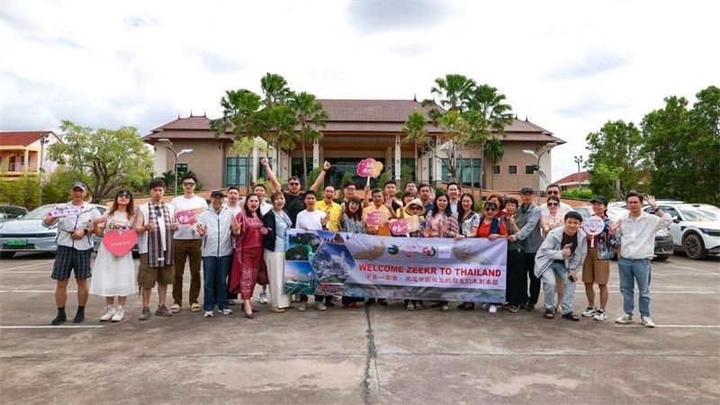 參與活動的中國游客與當?shù)靥﹪撕嫌??；顒又鬓k方供圖