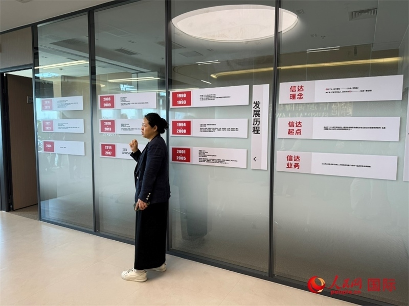 魏天慧律師在介紹廣東信達(dá)律師事務(wù)所。人民網(wǎng) 宋歌攝