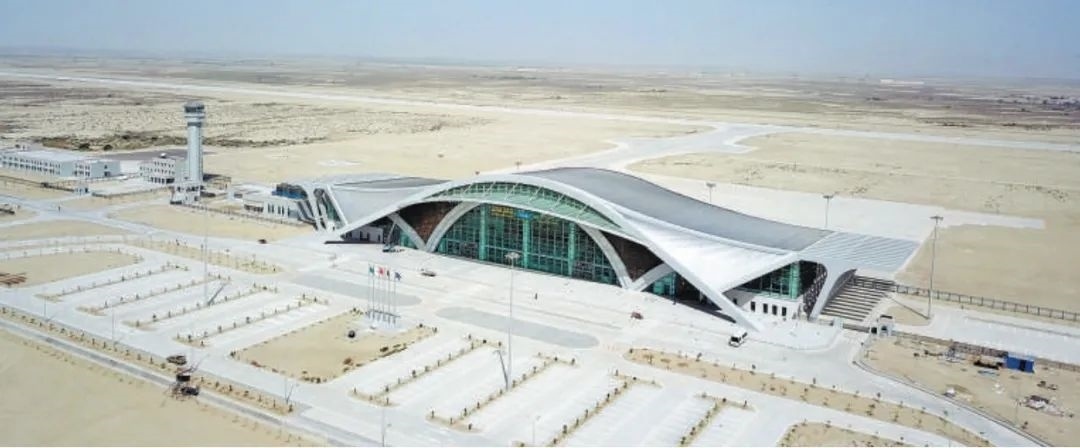 今年10月正式竣工的巴基斯坦瓜達(dá)爾新國(guó)際機(jī)場(chǎng)是中巴經(jīng)濟(jì)走廊建設(shè)進(jìn)一步走向深入的重要標(biāo)志，有力推動(dòng)中巴經(jīng)濟(jì)走廊建設(shè)成為高質(zhì)量共建“一帶一路”的示范性項(xiàng)目。圖為瓜達(dá)爾新國(guó)際機(jī)場(chǎng)。艾哈邁德·卡邁勒 攝（新華社發(fā)）