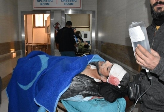 11月29日，在敘利亞阿勒頗，傷者被送往醫(yī)院接受治療。新華社發(fā)