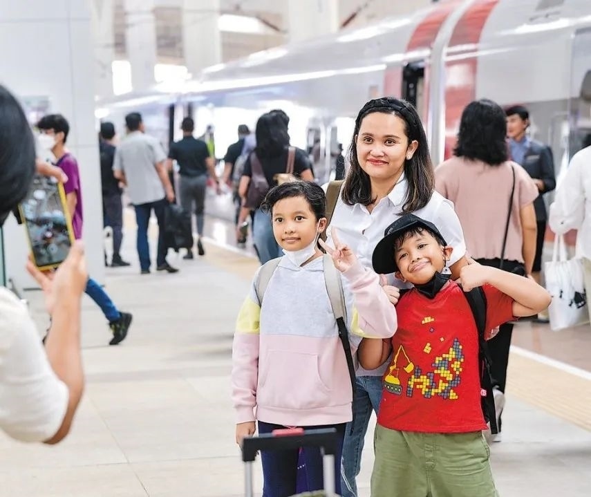 雅萬(wàn)高鐵是我國(guó)在境外完成全過(guò)程勘察設(shè)計(jì)建設(shè)的首個(gè)高鐵項(xiàng)目，于去年10月17日正式開(kāi)通運(yùn)營(yíng)，是中印尼共建“一帶一路”合作的典范。圖為乘客在和雅萬(wàn)高鐵動(dòng)車組合影留念。新華社記者 徐欽 攝