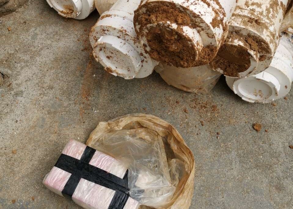 圖為警方查獲的藏匿于PVC管道中的部分現(xiàn)金。（警方供圖）