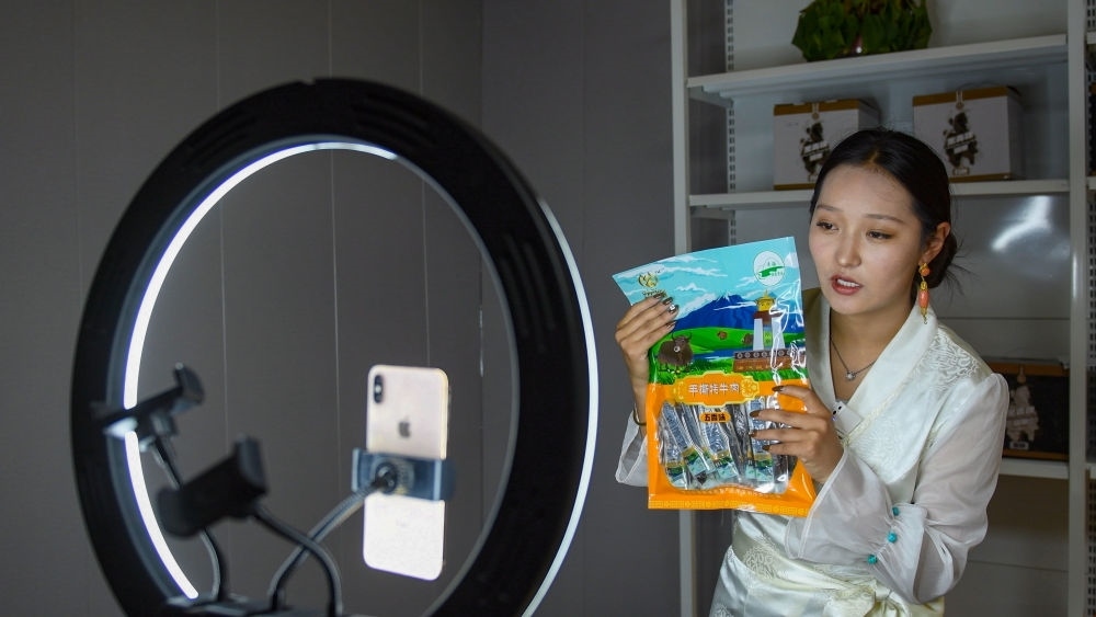 9月24日，果洛藏貢麻村村民多杰吉在進行網(wǎng)絡帶貨直播。（潘彬彬 攝）