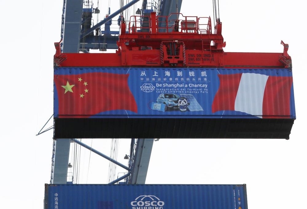 2024年11月14日，在秘魯首都利馬以北的錢凱港，岸邊智能化設(shè)備吊裝集裝箱。