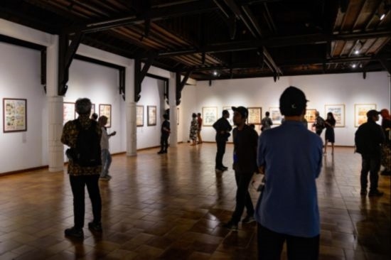 觀眾參觀“東盟-中國(guó)人文交流年”漫畫大賽展覽。記者 徐欽 攝