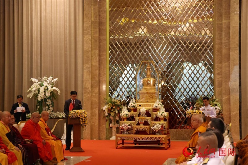 中泰兩國代表在曼谷廊曼軍用機(jī)場(chǎng)舉辦的迎請(qǐng)儀式上致辭。人民網(wǎng)記者楊一攝