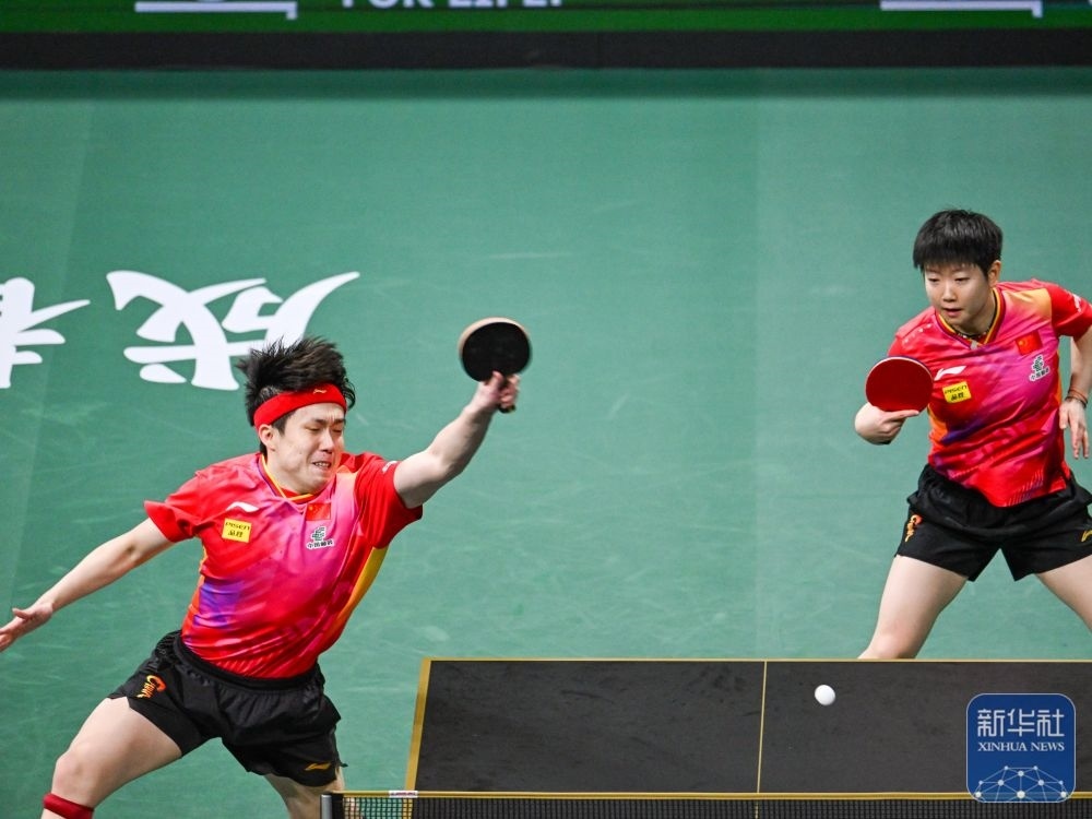 ↑中國隊(duì)組合王楚欽（左）/孫穎莎在混雙比賽中。新華社記者 王曦 攝