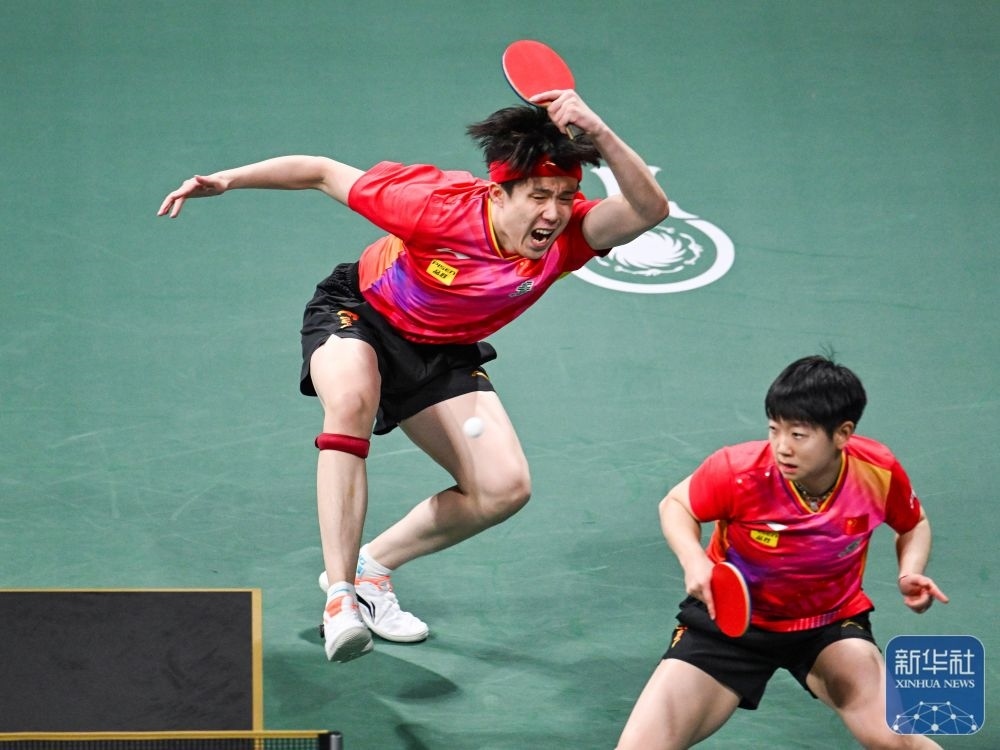 ↑中國隊(duì)組合王楚欽（左）/孫穎莎在混雙比賽中。新華社記者 王曦 攝