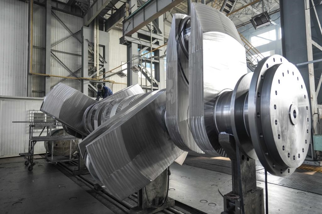 2024年1月11日，工人在大連華銳船用曲軸有限公司加工車間加工產(chǎn)品。新華社記者 潘昱龍 攝