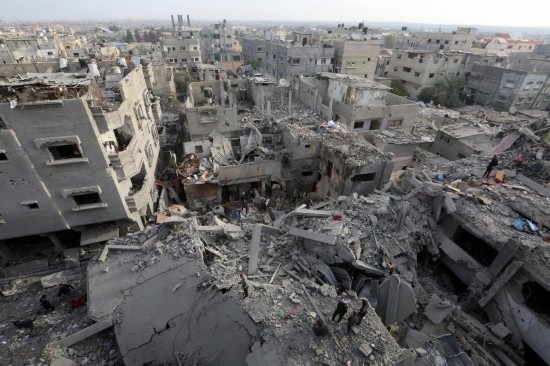 這是12月7日在加沙地帶中部努賽賴特難民營拍攝的遭以軍轟炸后的建筑廢墟。新華社發(fā)（里澤克·阿卜杜勒賈瓦德攝）