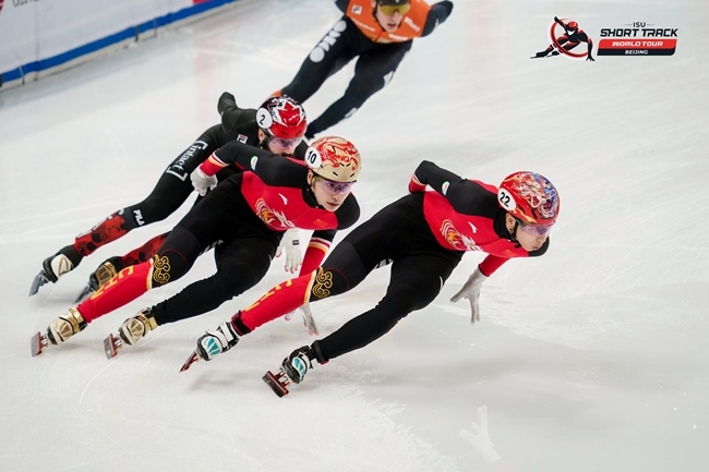 中國選手孫龍(右一)、劉少昂(右二)在比賽中。賽事組委會(huì)供圖
