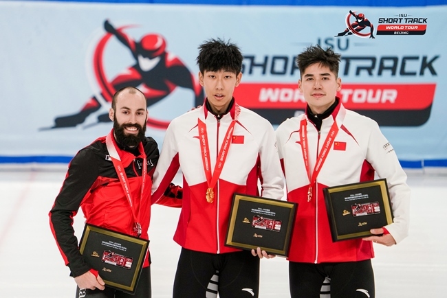 男子500米頒獎(jiǎng)儀式，中國選手孫龍(中)奪得冠軍，加拿大選手杜博伊斯(左)獲得亞軍，中國選手劉少昂獲得季軍。賽事組委會(huì)供圖