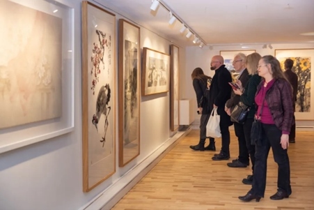 來賓參觀畫展。中國(guó)駐瑞典大使館供圖