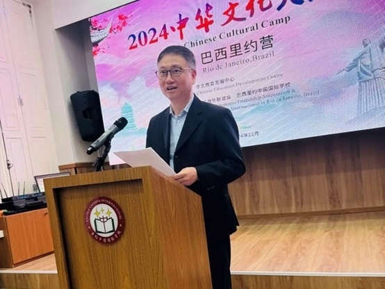 里約中國(guó)國(guó)際學(xué)校代董事長(zhǎng)尹霄敏在閉營(yíng)儀式上致辭?；顒?dòng)主辦方供圖