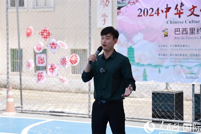 歌曲《故鄉(xiāng)的云》喚起了在外游子對(duì)故鄉(xiāng)的懷念。人民網(wǎng)記者 陳海琪攝