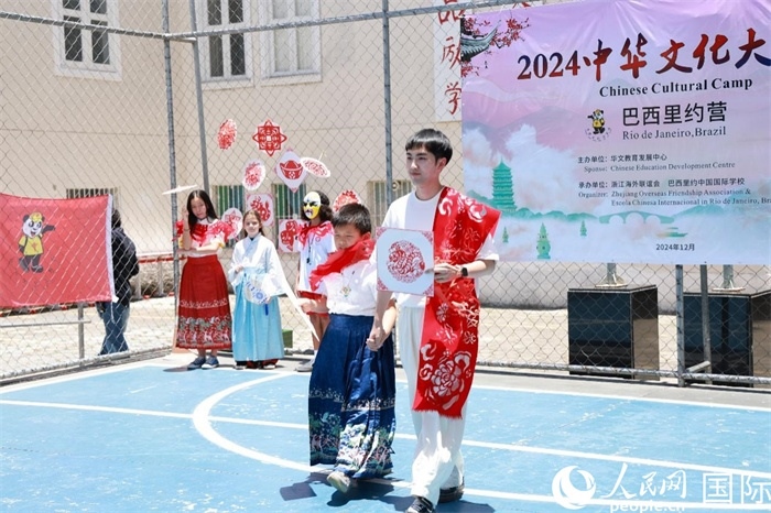 《SHOW美中華》通過國(guó)風(fēng)服飾走秀，將傳統(tǒng)文化與現(xiàn)代創(chuàng)意完美結(jié)合。人民網(wǎng)記者 陳海琪攝