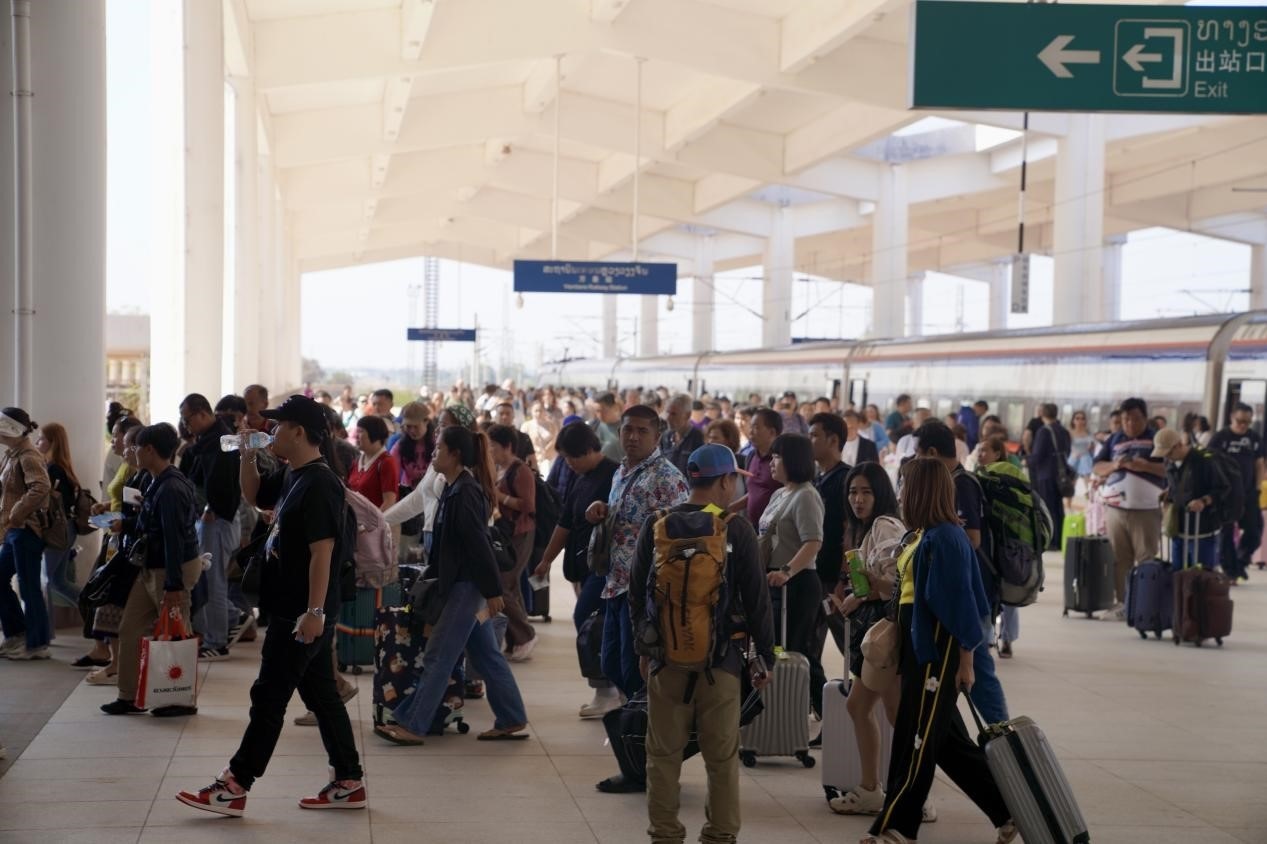 在中老鐵路萬(wàn)象站，客運(yùn)列車抵達(dá)后旅客出站。老中鐵路有限公司供圖