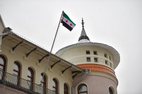 12月9日，在俄羅斯首都莫斯科，敘利亞駐俄羅斯使館升起代表敘利亞反對派的旗幟。新華社發(fā)（亞歷山大攝）