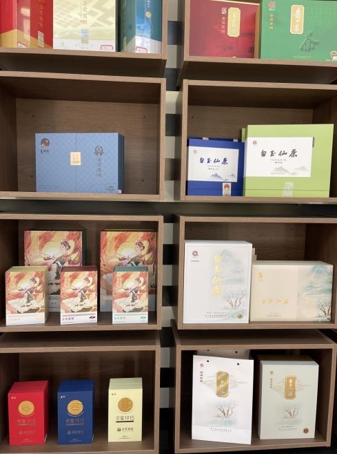 景寧各種茶葉產(chǎn)品。劉軍國(guó)攝